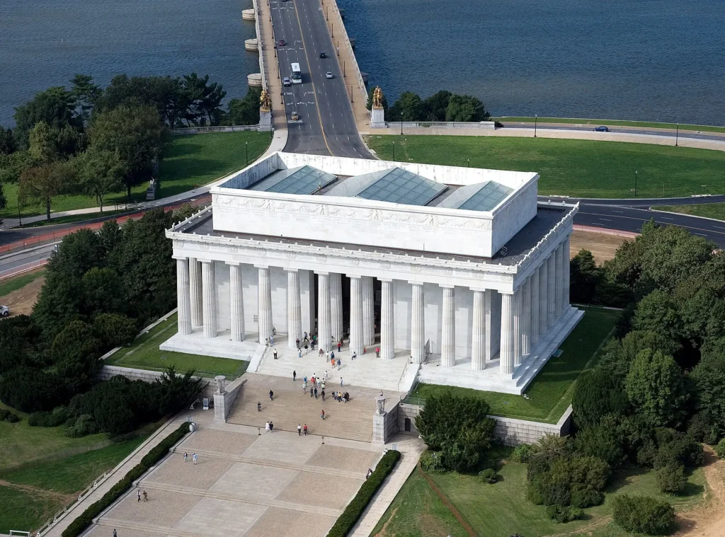 The Lincoln Memorial in Washington DC, a historic landmark and one of the top Things to Do in Washington DC for every visitor