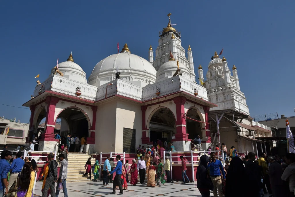 Dakor Temple, a sacred pilgrimage site and one of the best Places to Visit Near Vadodara, Gujarat, for devotees and tourists.