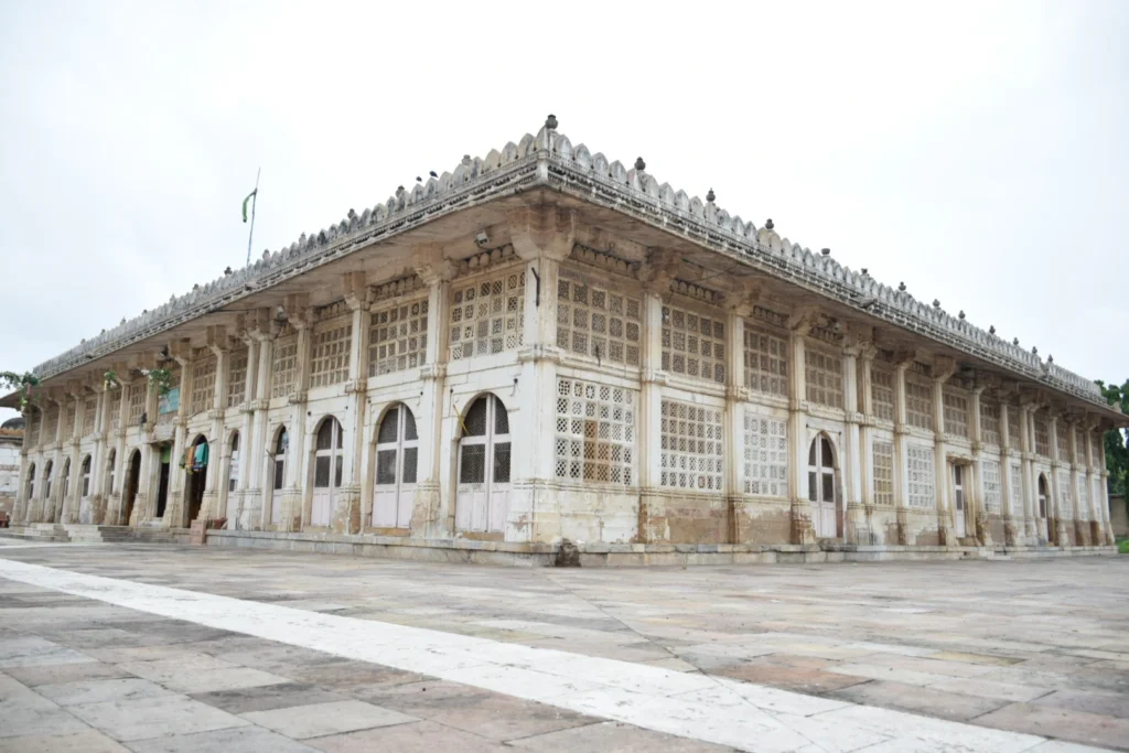 Sarkhej Roza, one of the top Places to Visit Near Ahmedabad, showcases stunning Indo-Islamic architecture and heritage.