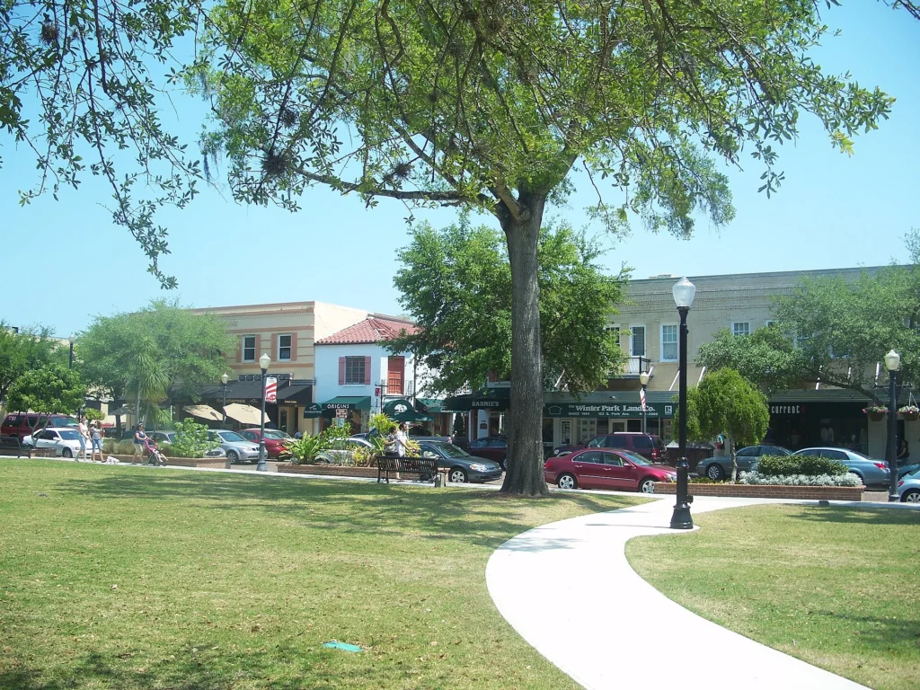 Winter Park day trip near Orlando with scenic boat tours, Park Avenue shopping, and relaxing things to do in Orlando.